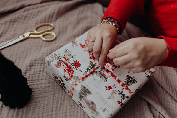 Geschenk wird verpackt