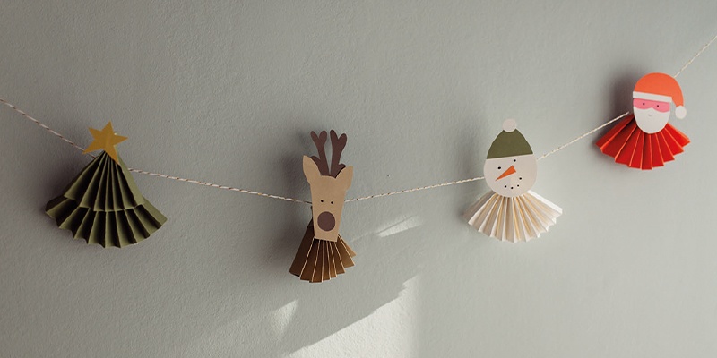 Weihnachtliche Girlande mit Christbaum, Rudolf, einem Schnee- und Weihnachtsmann