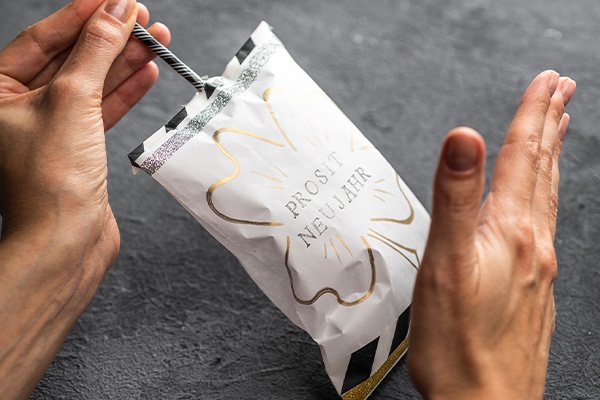 Selbstgemachte Tüte knallen lassen 