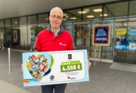 Prejem donacije pred HOFER trgovino