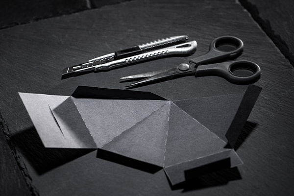 Karton an der gestrichelten Linien falten und die durchgehende Linie mit einem Cuttermesser einschneiden