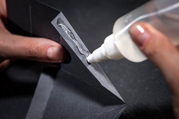 Pyramide aus Karton an der Seite zusammenkleben