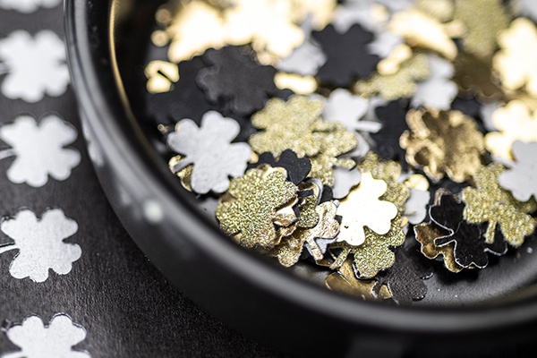 Kleeblatt-Konfetti in unterschiedlichen Farben ausstazen