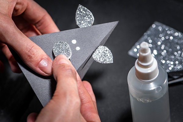 Aus Karton die Schweinchennase und die -ohren ausschneiden und aufkleben