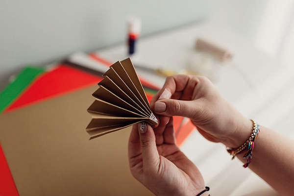 braunes Papier wird zusammengefaltet zu einem Fächer
