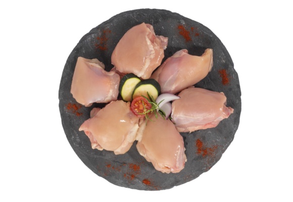 Piščančja bedra na servirnem krožniku