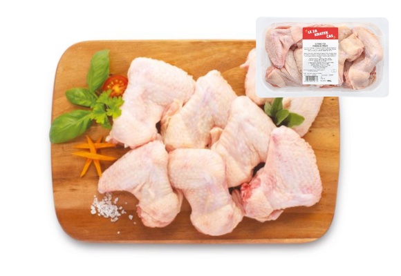 Piščančja krila na leseni deski