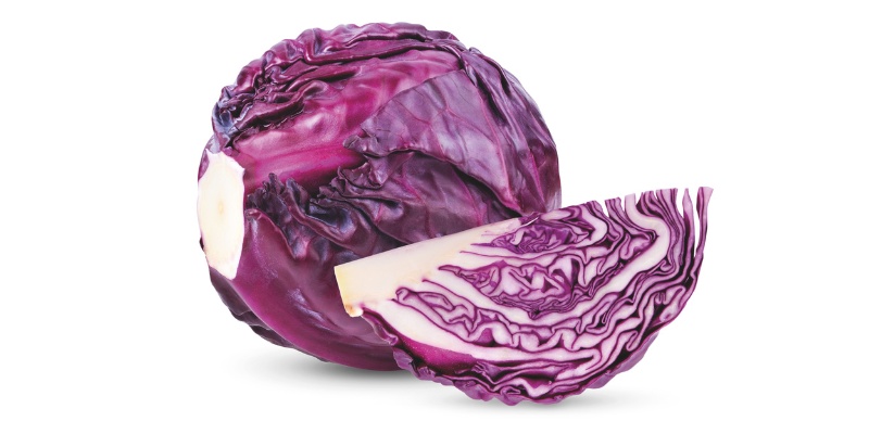 Rdeče zelje na beli podlagi