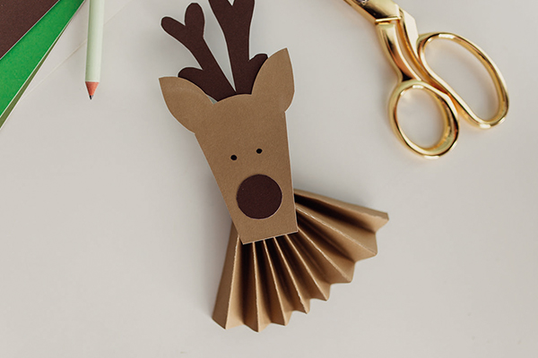 Rentier-Fächer und eine goldene Schere