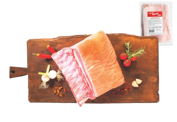 Svinjska rebra na leseni deski