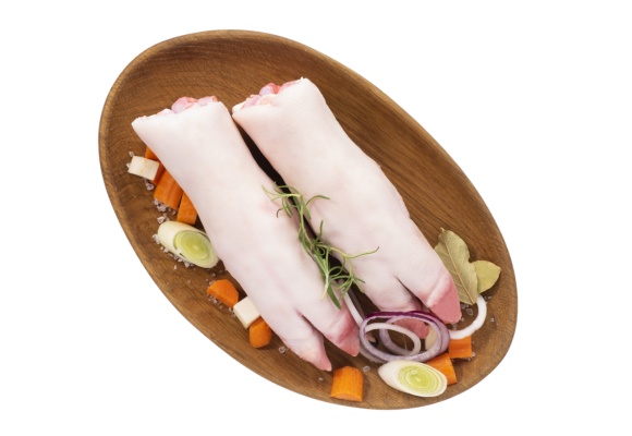 Svinjske nogice v leseni posodi