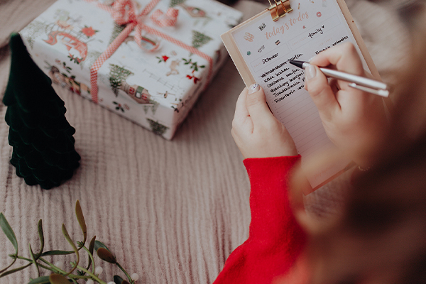 ToDo-Liste wird neben Geschenk geschrieben