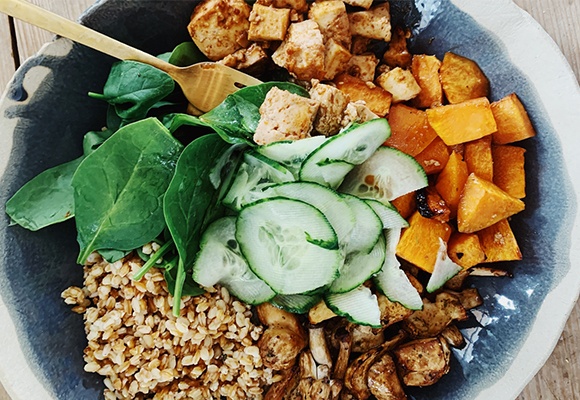 Bowl mit Gurken, Süßkartoffeln und Tofu 