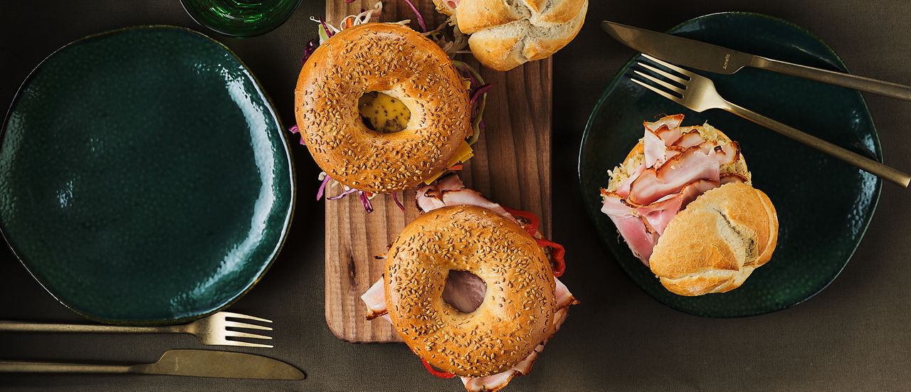 Bagel met roasted pork, hummus en gebakken paprika bij ALDI