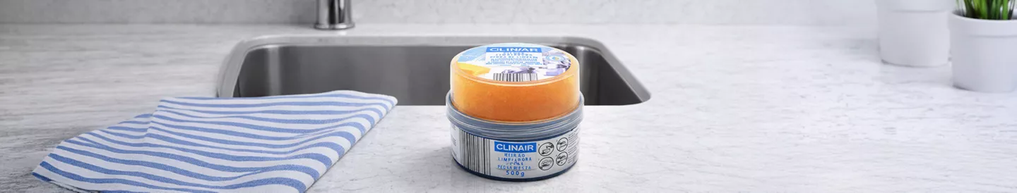 Piedra limpiadora de ALDI con esponja sobre encimera de cocina
