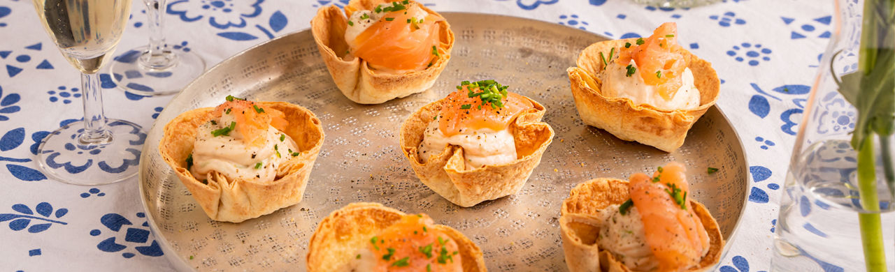 Koningsdaghapjes: oranje tortillacups met zalmmousse en gerookte zalm