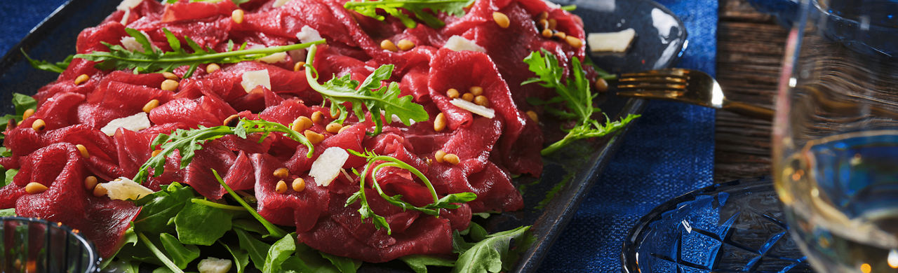 Carpaccio met geroosterde pijnboompitten en truffelmayonaise