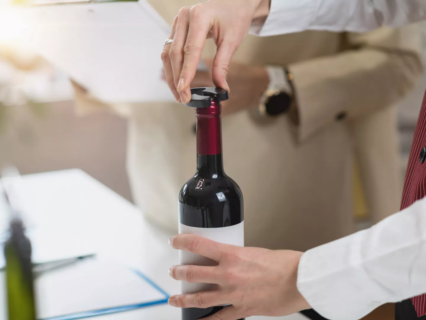 Sommelier abriendo botella vino restaurante