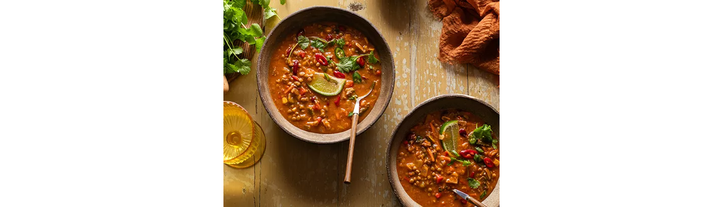 Crema de lentejas servida en la mesa como parte de un menú semanal vegano