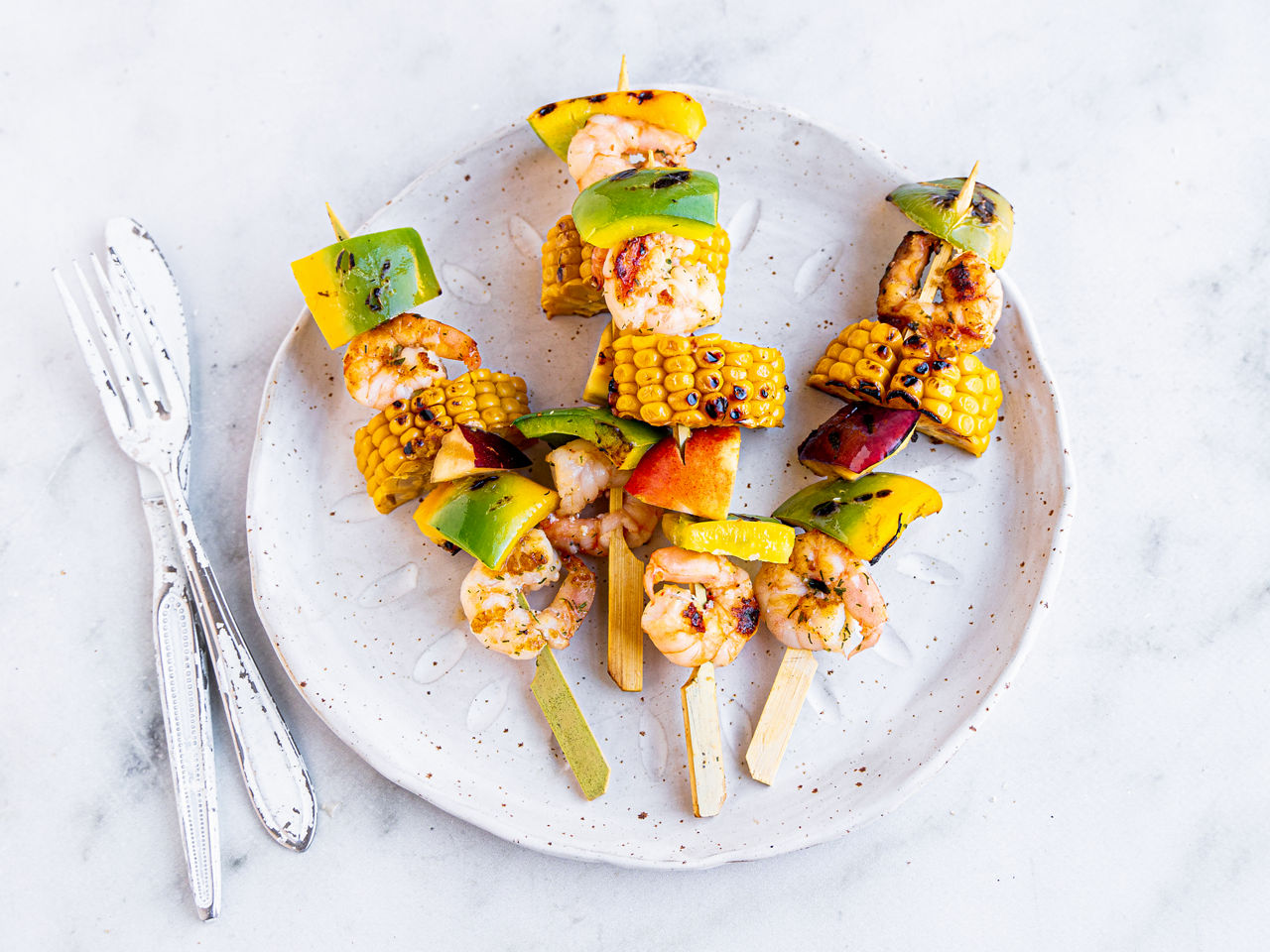 BBQ spiesjes met garnalen, nectarine, mais en paprika bij ALDI