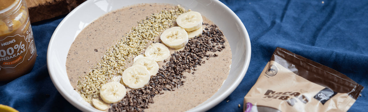  Smoothiebowl met pindakaas, cacao en banaan 