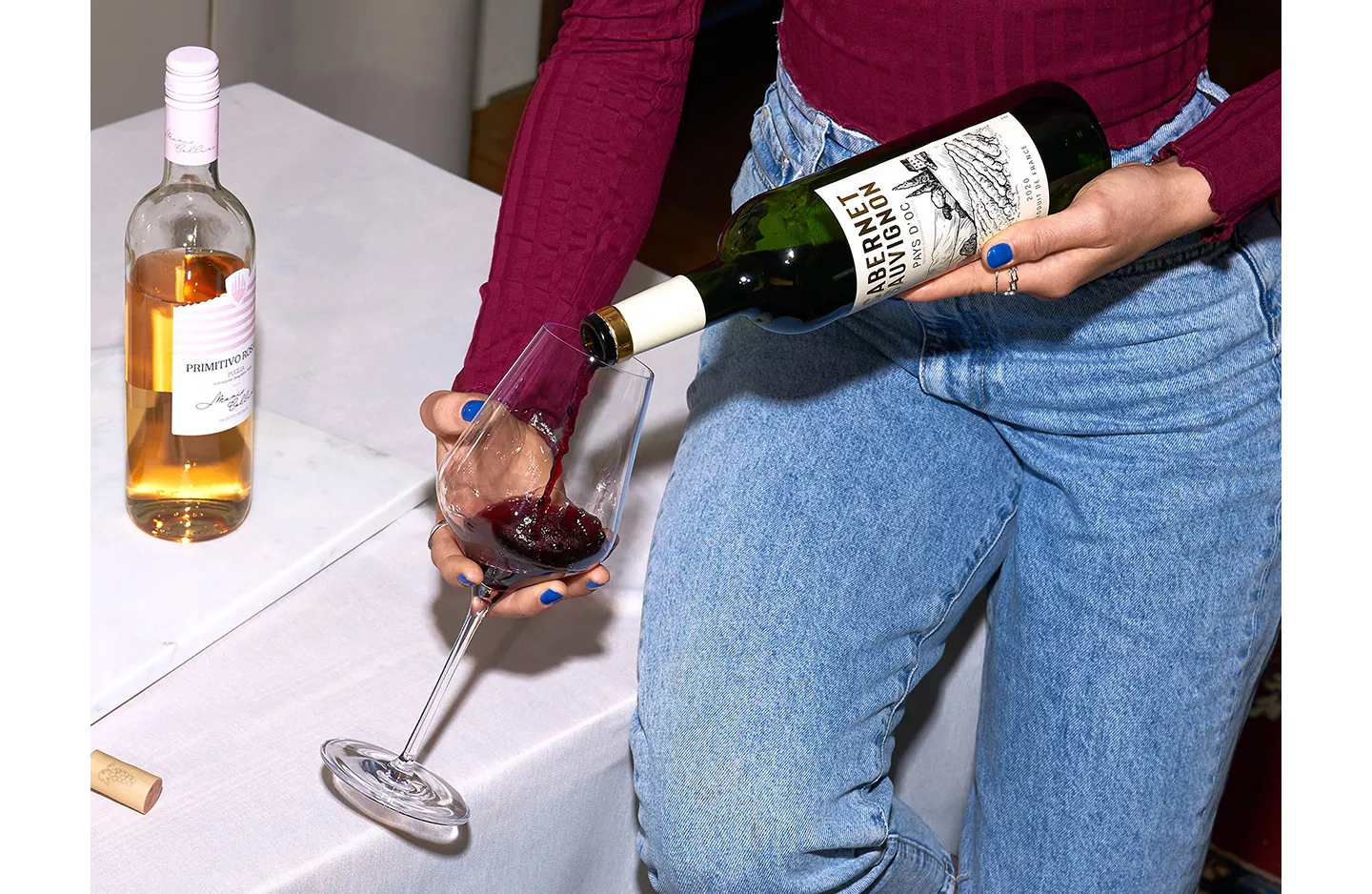 Rotwein wird in ein Glas eingeschüttet.