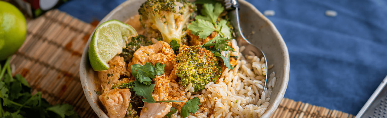 Curry met zalm en broccoli