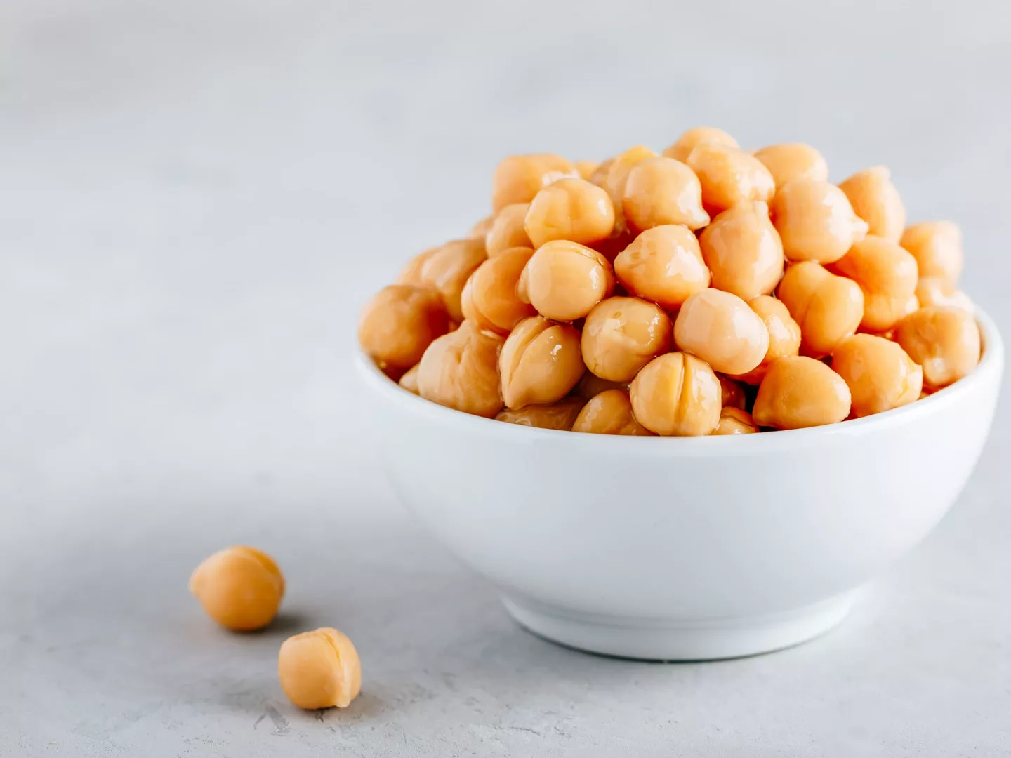 Bol cerámica con garbanzos cocidos