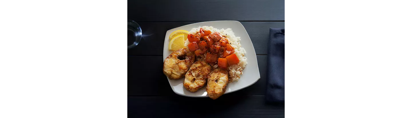 Plato de arroz, verduras y pescado frito en la freidora de aire