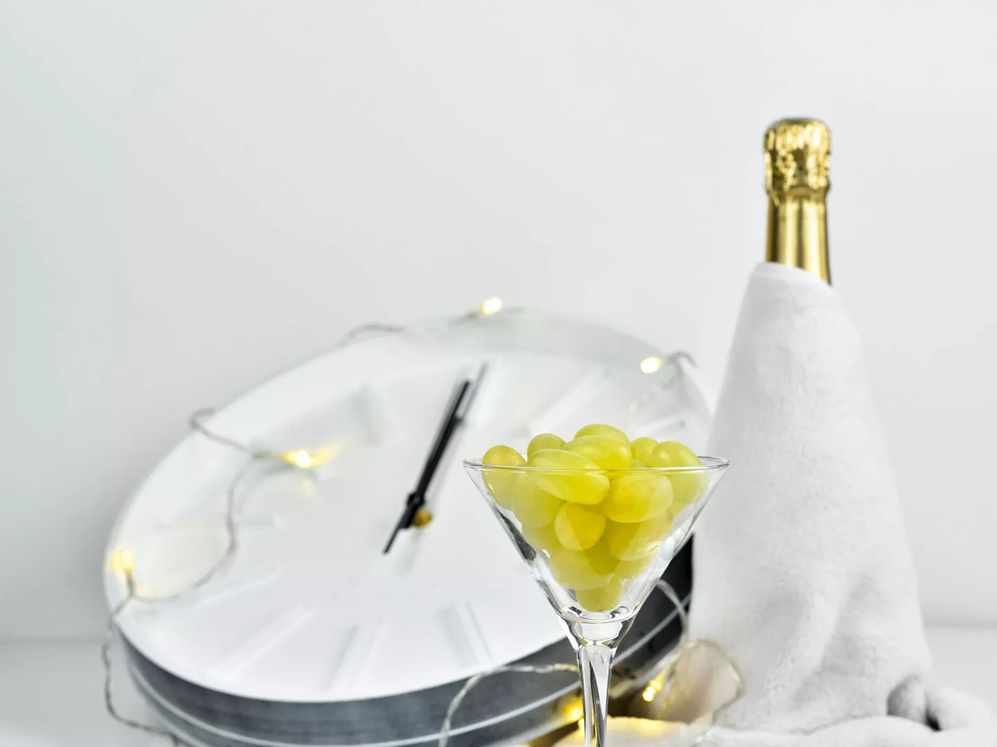 Presentación uvas copa botella cava reloj luces