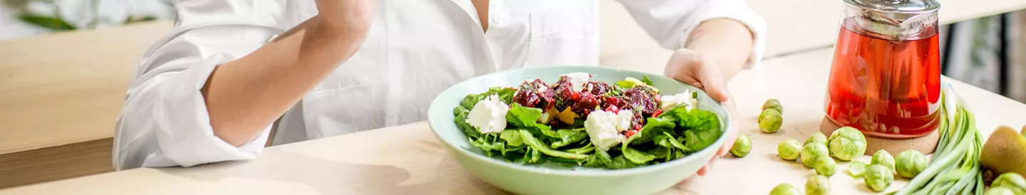 Mujer vegana comiendo ensalada