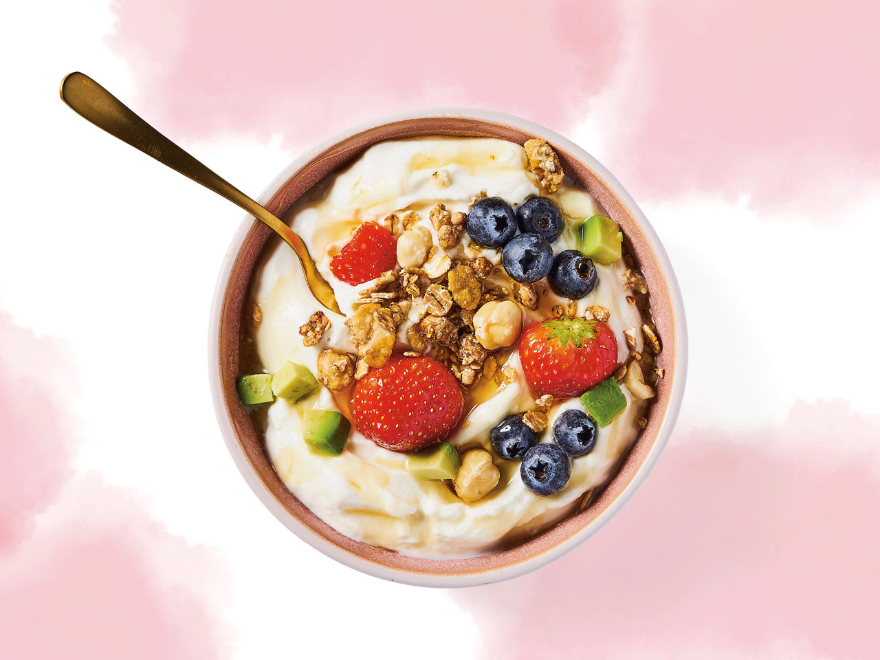 Fruit-yoghurtbowl met granola, avocado en zomerfruit  