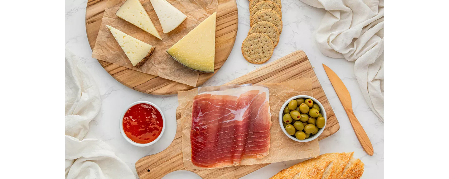Jamón ibérico y queso curado con sabor umami