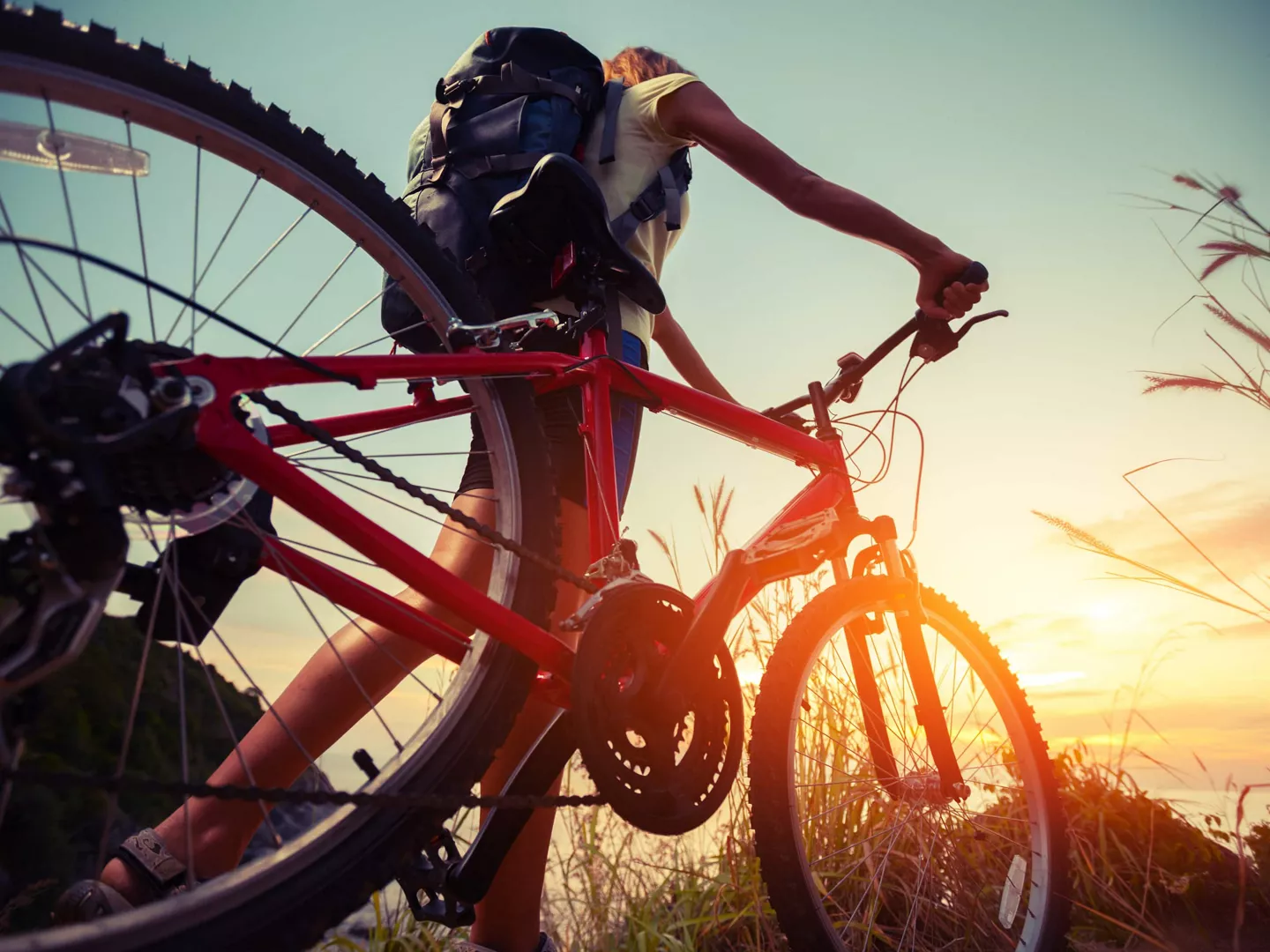 Mujer con bicicleta de montaña de su talla