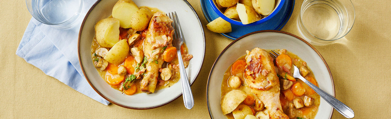 Klassieke Franse coq au vin blanc 