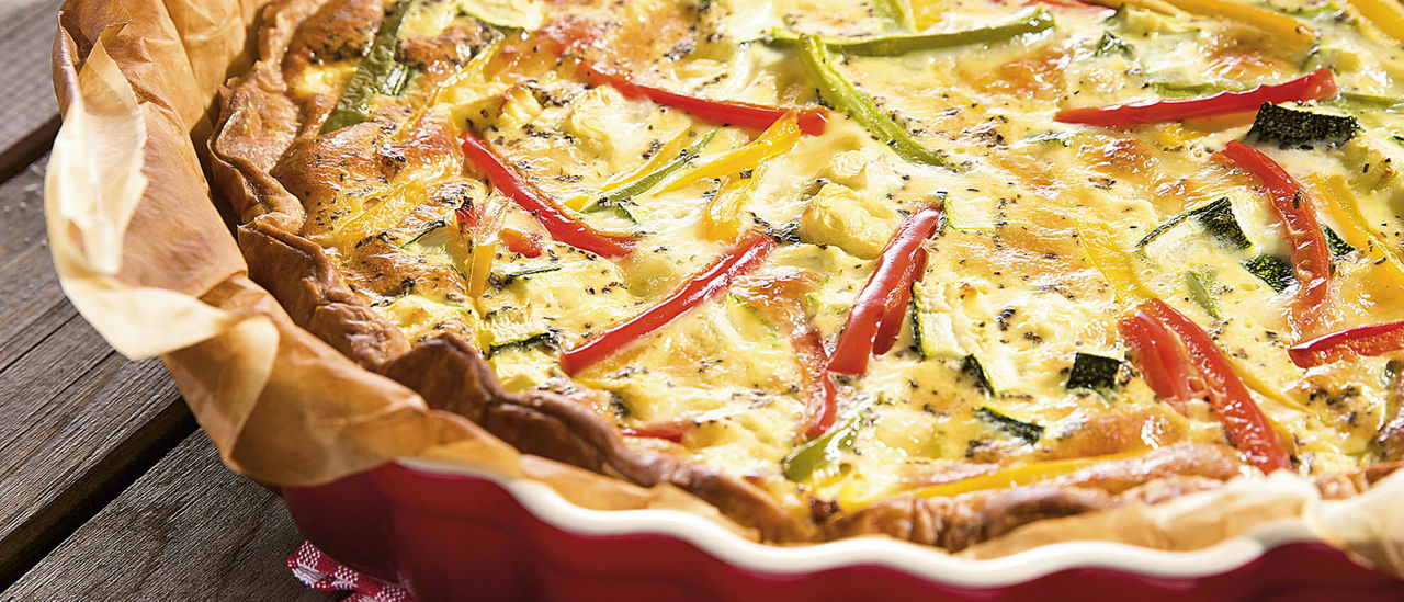 Quiche met mozzarella, paprika en courgette