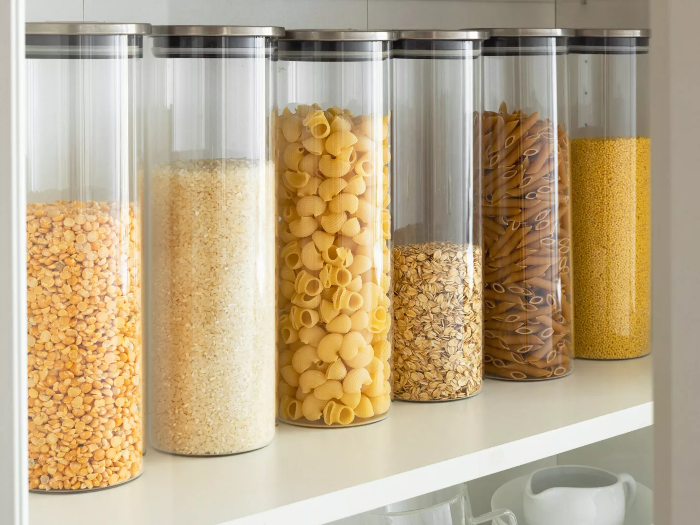 Despensa ordenada botes vidrio herméticos clasificar alimentos