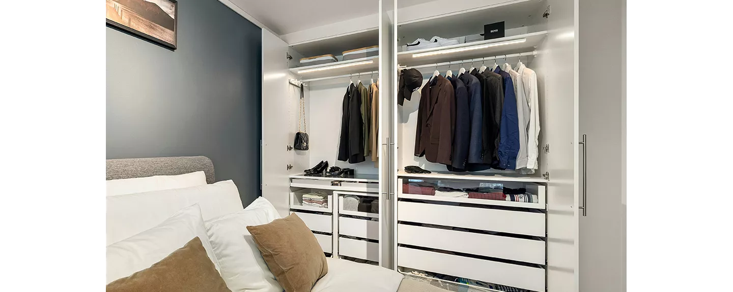 Interior de armario limpio y ordenado