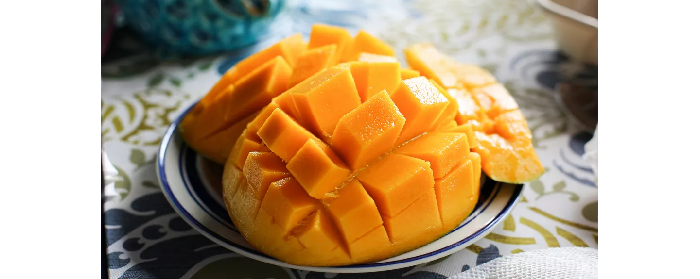 Mango cortado en representación de la fruta exótica considerada un superalimento