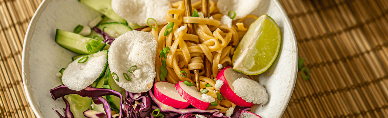 Koude noedelsalade met rode kool, komkommer en kroepoek