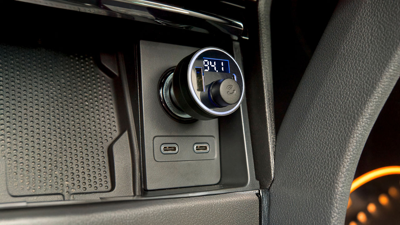  FM-Transmitter / Ladegerät / Smartphonehalterung