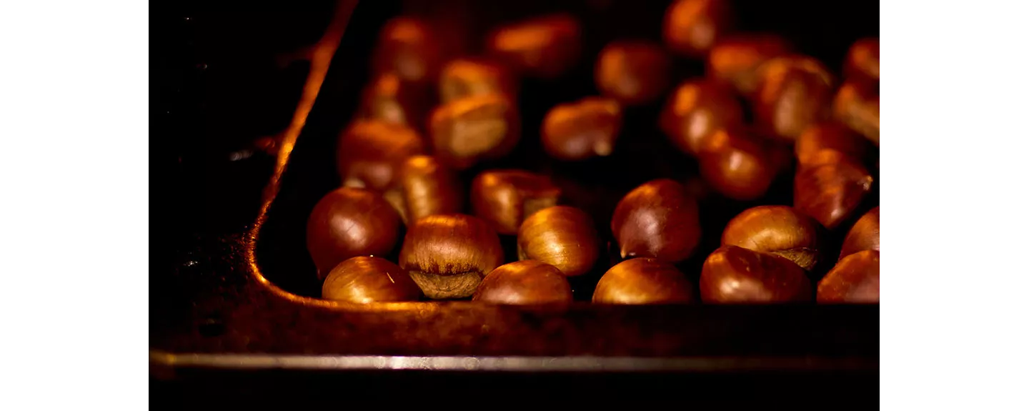 Castañas en una bandeja dentro del horno