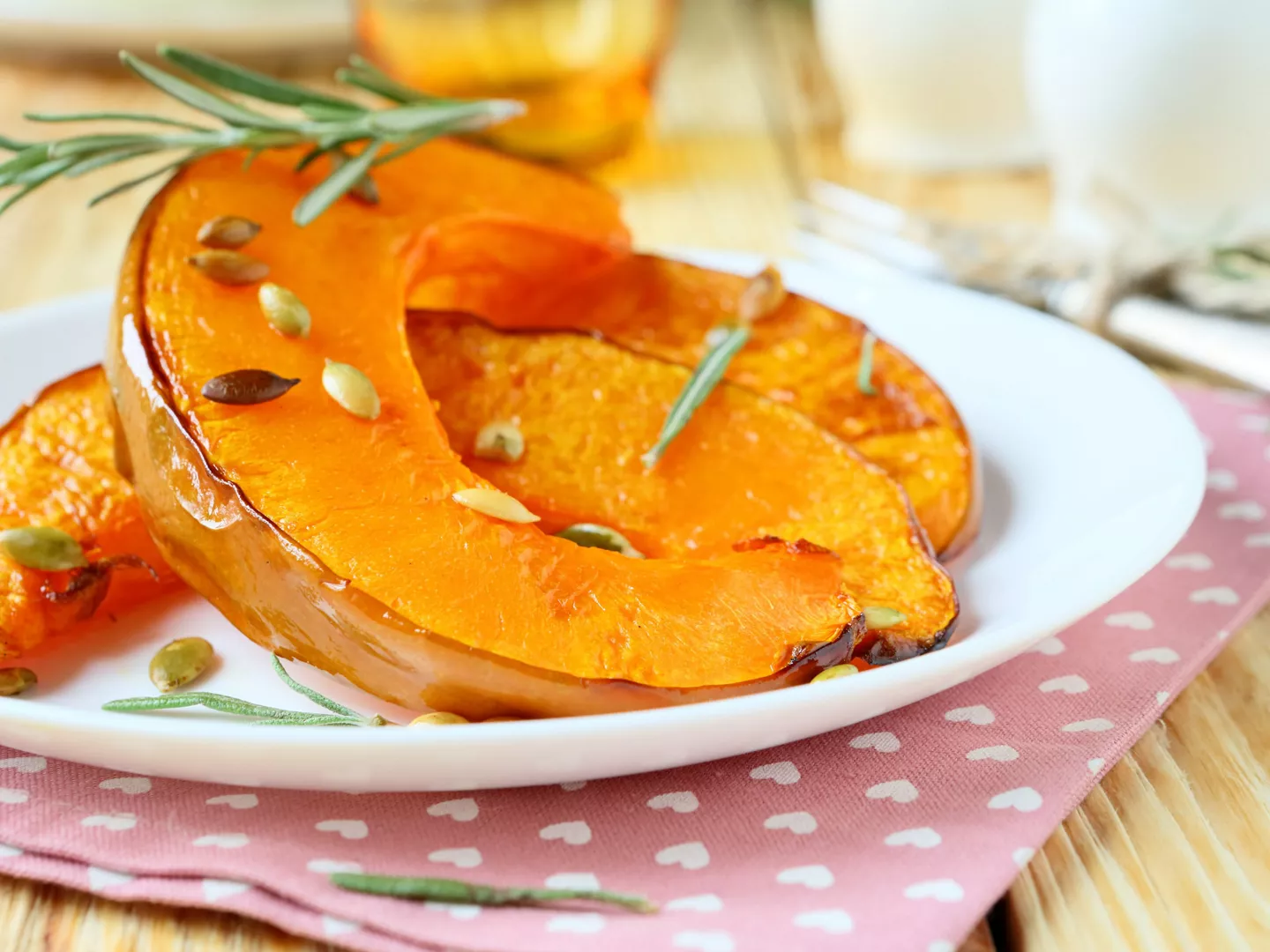 Plato calabaza asada al horno especias mantel rosa pastel