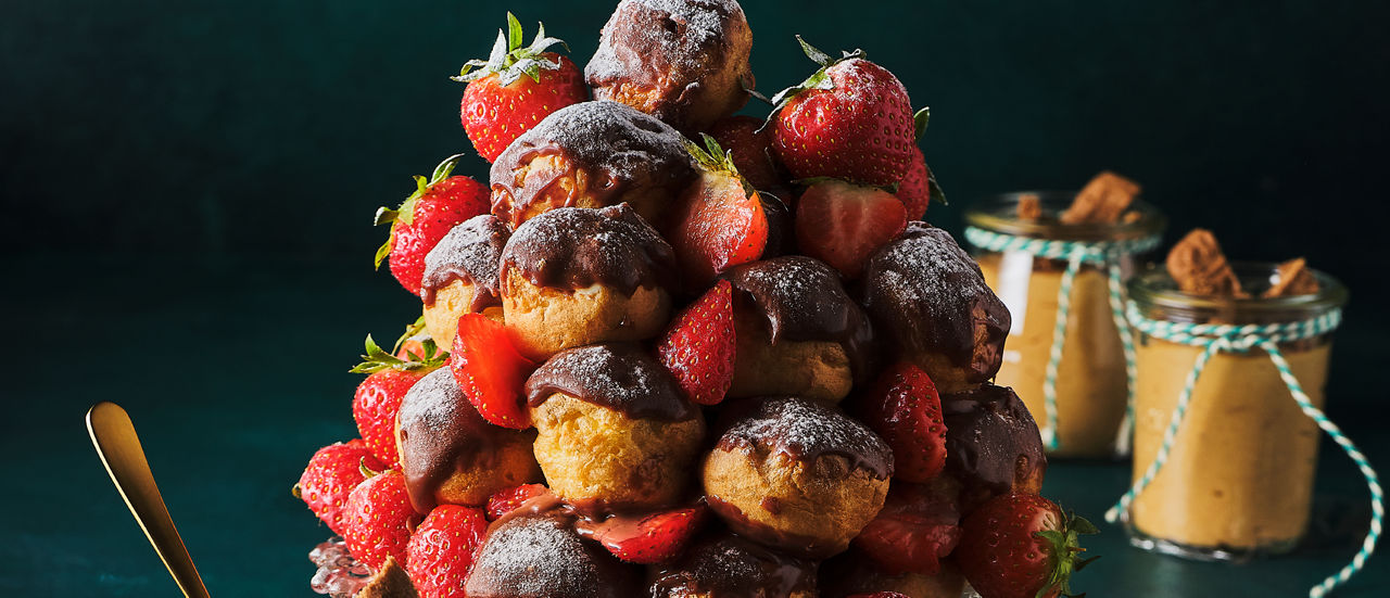 Makkelijke soesjestoren met melkchocolade en aardbeien bij ALDI