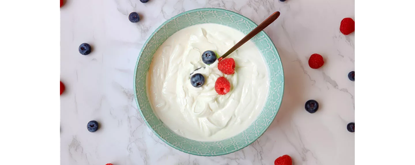 Skyr con frutos rojos para representar las diferencias entre el skyr y el kéfir