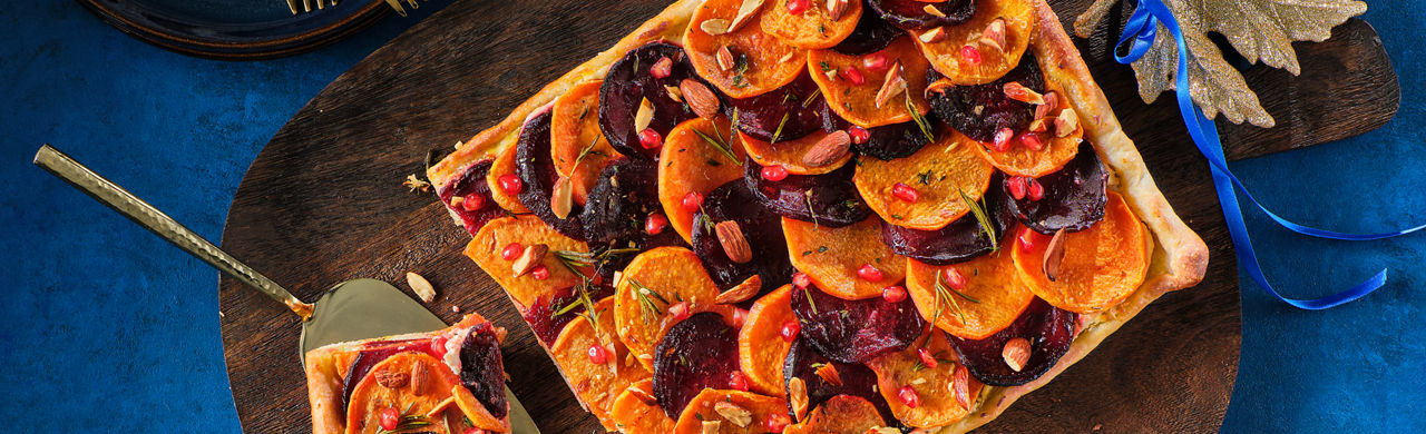 Vegan plaattaart met zoete aardappel, biet en granaatappel 