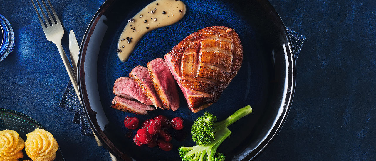 Eendenborstfilet met rodebessencompote, broccoli en pepersaus bij ALDI