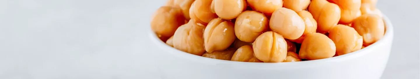 Garbanzos cocidos en un bol