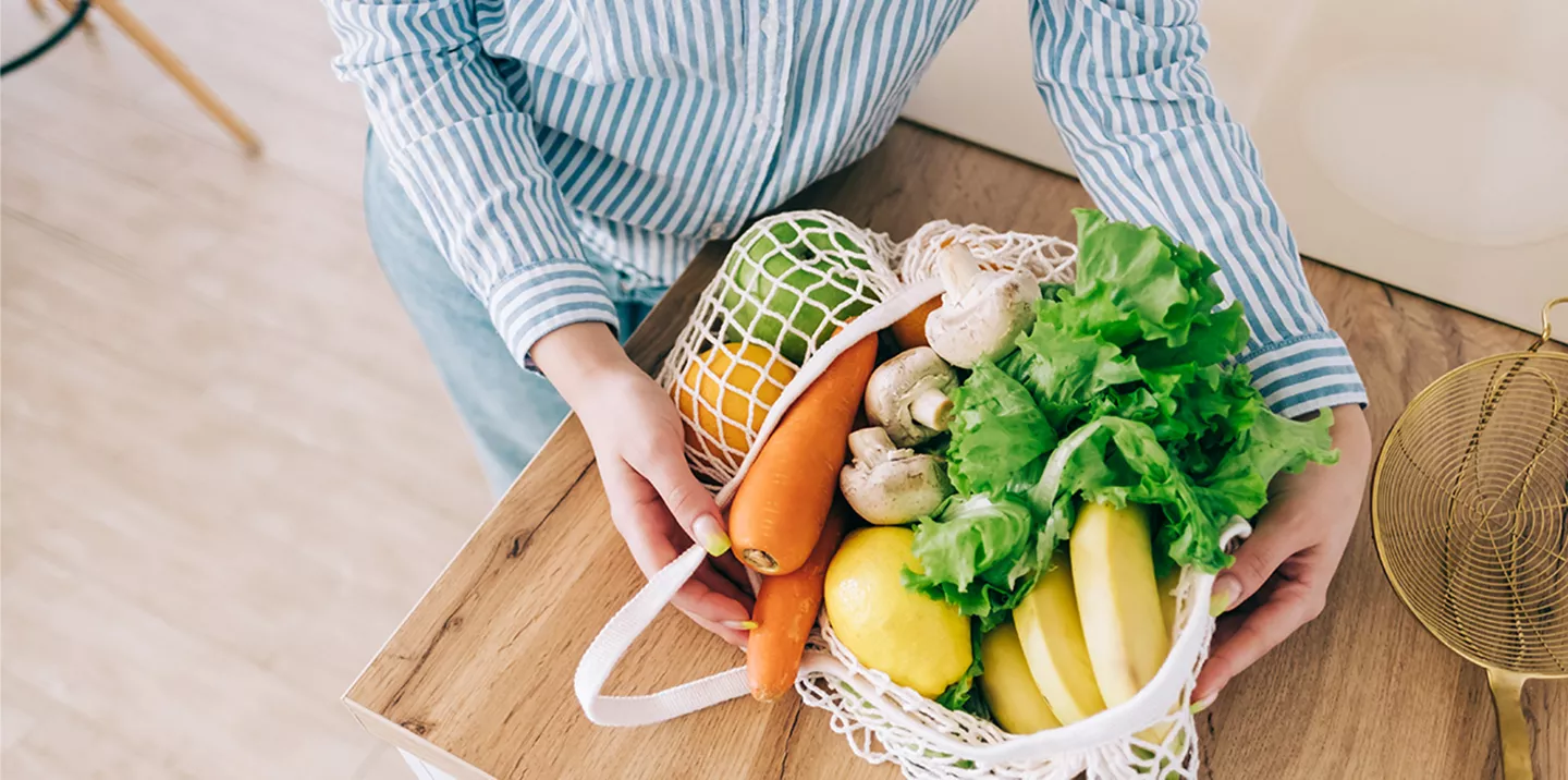 Persona bolsa compra alimentos ricos probióticos