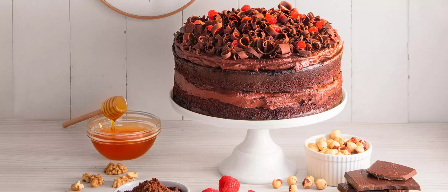 Pastel de chocolate casero con miel, decorado con virutas de chocolate